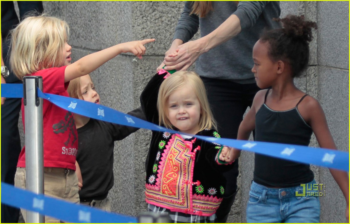 http://1.bp.blogspot.com/-wFBBdU-ozeg/Ti1xZ4t69SI/AAAAAAAABS0/JrmxYSyW9Bw/s1600/angelina-jolie-knox-vivienne-zahara-shiloh-london-aquarium-04.jpg