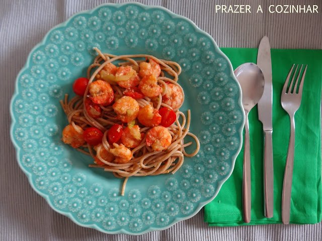 prazer a cozinhar - Massa integral com camarão. tomate e curgete