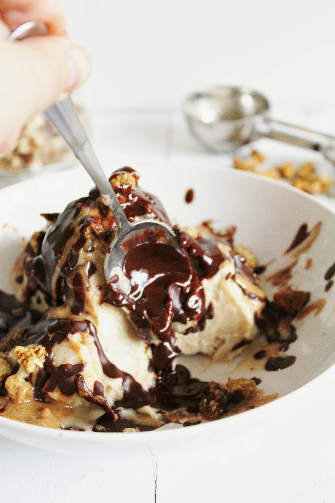 This Rawsome Vegan Life BANANA ICE CREAM SUNDAE with CHOCOLATE SAUCE