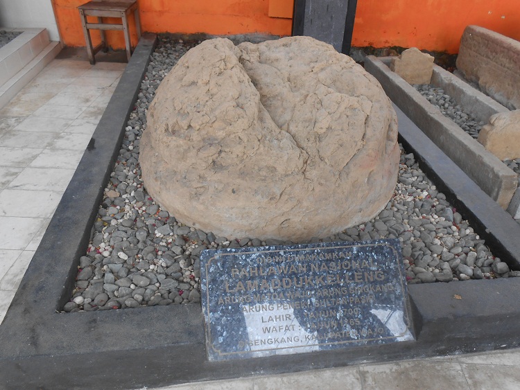 SENI LAMA MELAYU (MALAY OLDEN ART): Makam (Tomb of) La Madukelleng