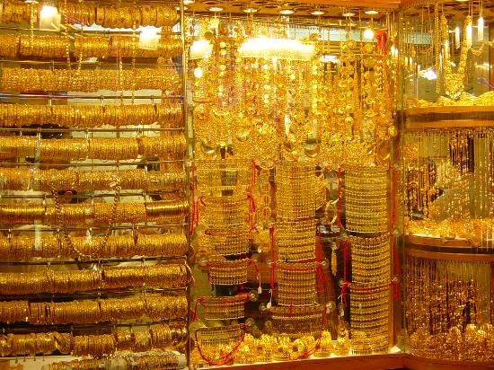 توقع تقرير اقتصادى متخصص، أن يتجاوز الذهب حاجز 2000 دولار للأونصة قبل نهاية العام الجارى رغم وجود بعض التقلبات فى السعر قبل أن يبلغ ذلك المستوى.  