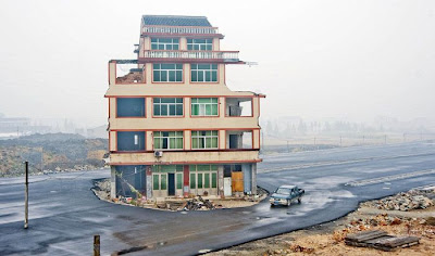 Inilah Satu-satunya Rumah Ditengah Highway Di China