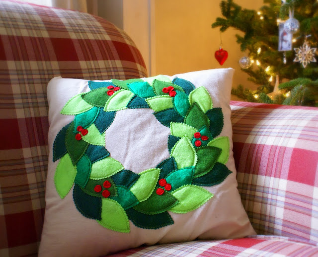Kathys Cottage Wreath Pillow