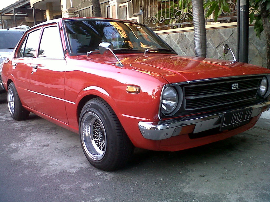 Desain Modifikasi Mobil Klasik Corolla Tahun1977 Antik