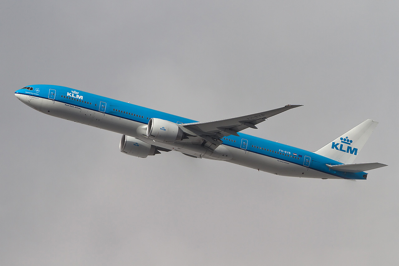 Grijze wallpaper met groot KLM vliegtuig in de lucht