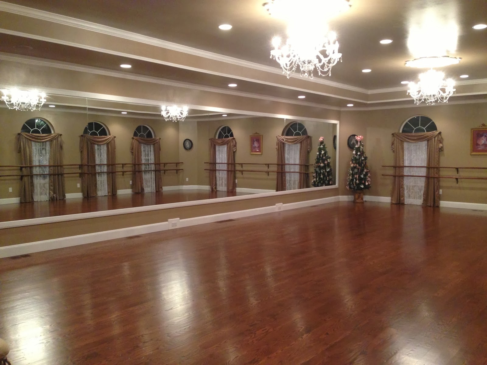 En Pointe School of Ballet Our Studio pictures