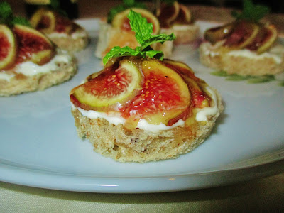 Tapas de Queijo Cremoso de Tomilho e Manjericão com Figos e Mel