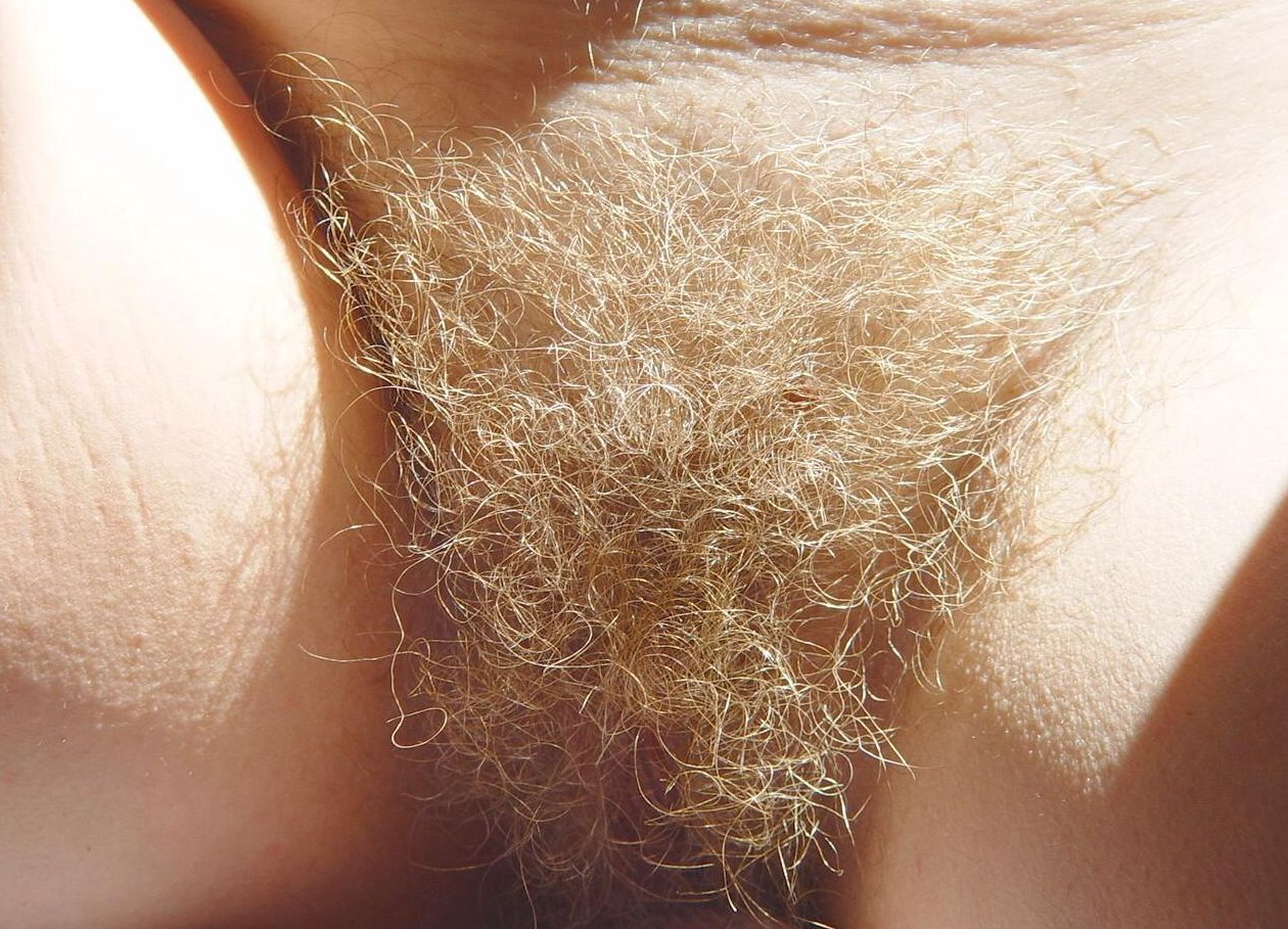 Кудрявая голая сучка с волосатой пиздой