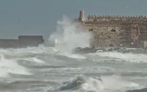 Τα κύματα καταπίνουν το ιστορικό φρούριο του Κούλε   Εντυπωσιακό βίντεο!!