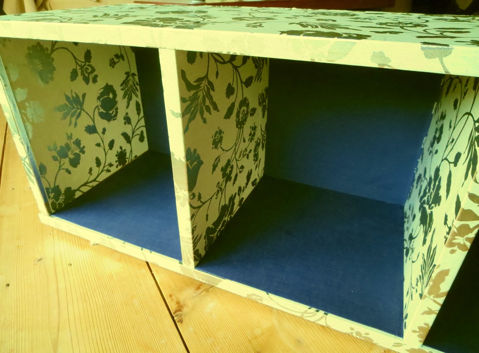 アラフォー賃貸マンションを劇的リフォームする カラーボックスを壁紙と布でリメイク 両面テープ