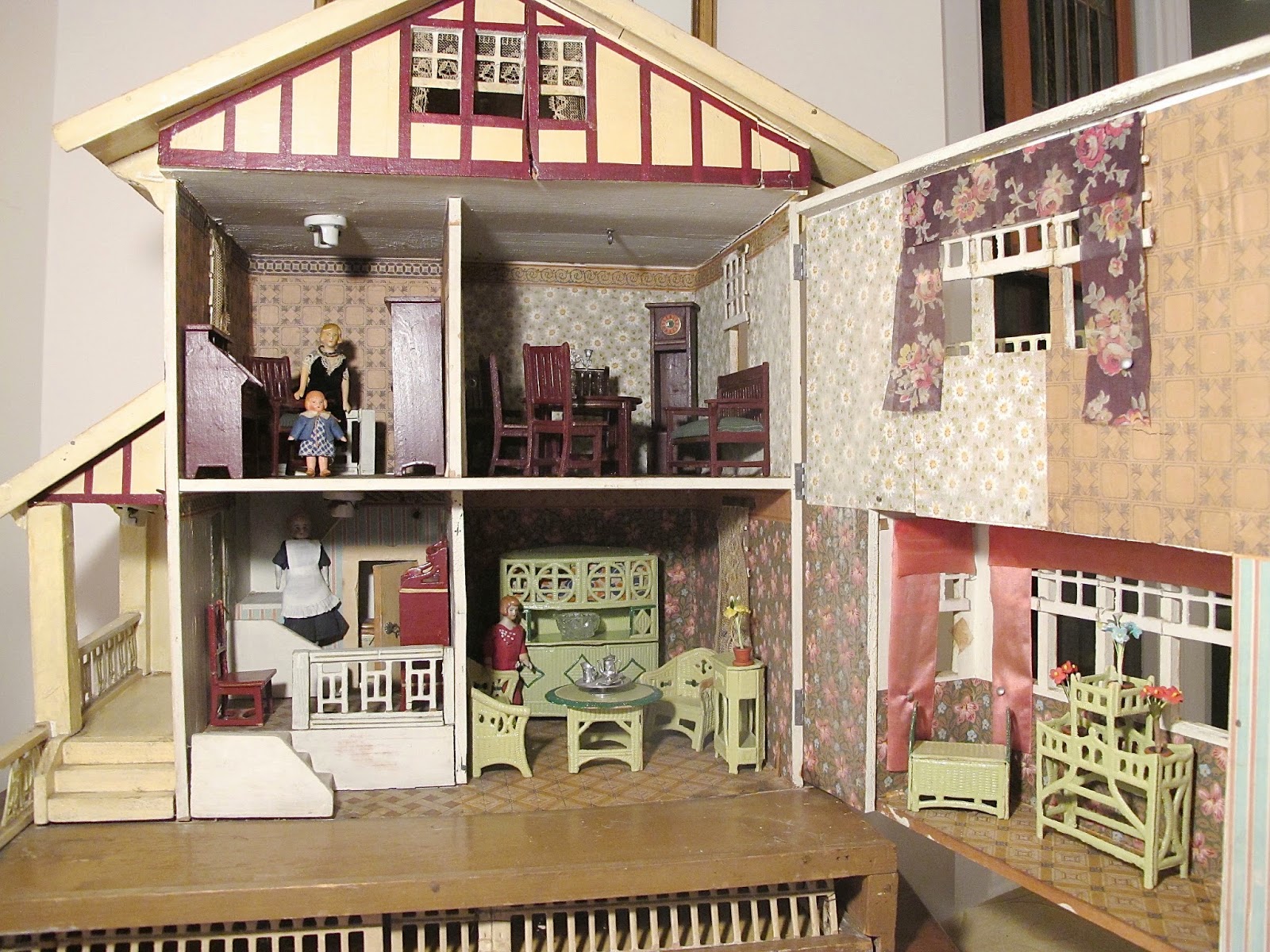 Gottschalk Dollhouse with Pull-Out Garden - Antique dollhouse.