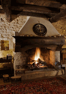 Camino impianto di riscaldamento in una abitazione tramite combustione a legna, costituito da focolare, cappa e comignolo
