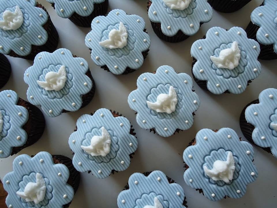 Featured image of post Fotos De Cupcake Para Batizado - La mejor selección de recetas para preparar cupcakes de formas variadas y todo tipo de sabores, recetas divertidas de hacer y muy creativas.