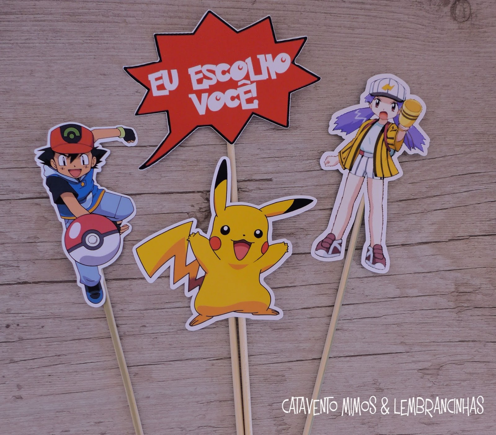 Uma graça o convite em forma de carta pokemon com o Pikachu para a
