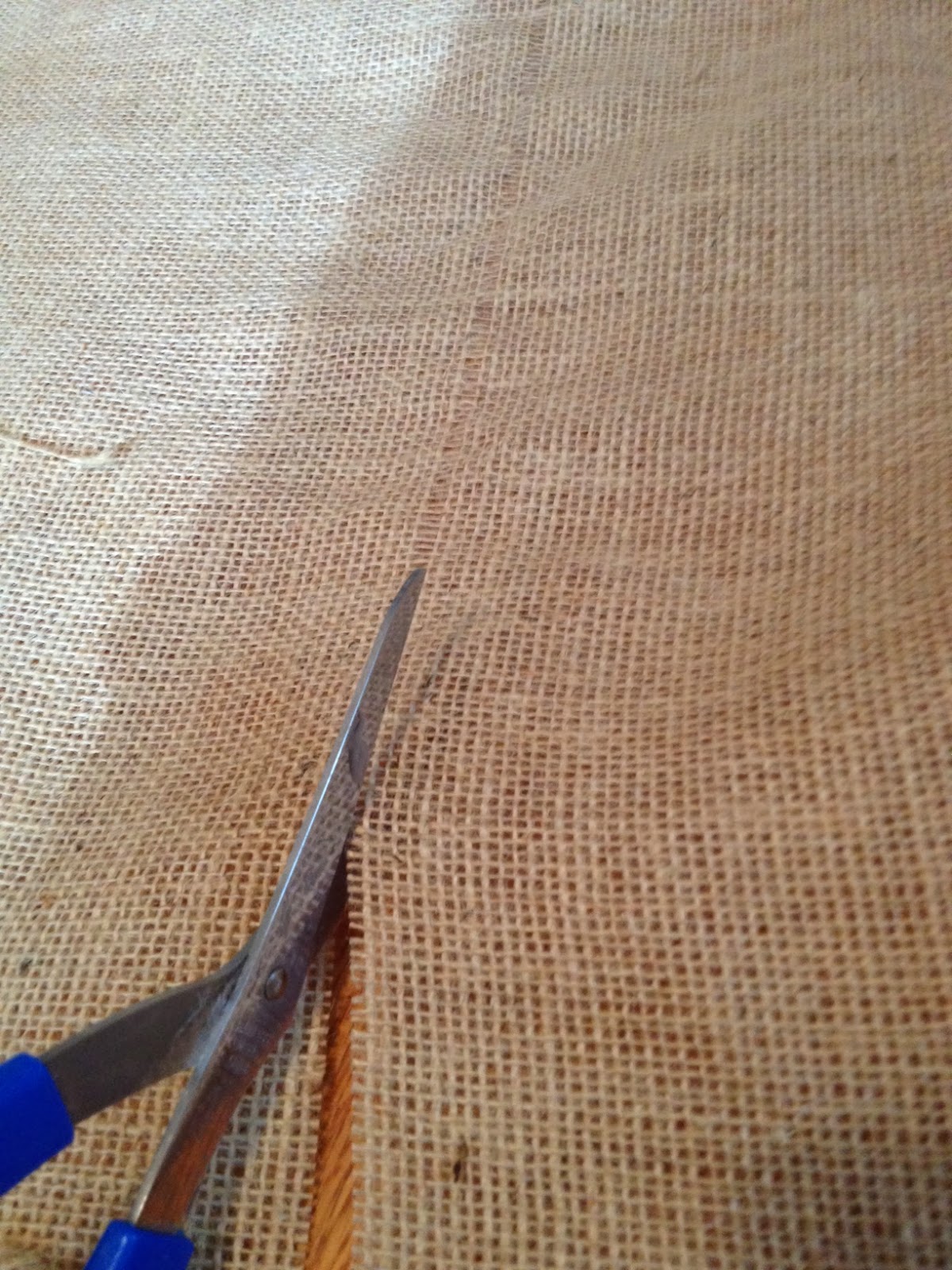 Two It Yourself How to cut burlap without fraying (and straight)