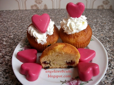 Valentin napi muffinok recept, csokoládé pöttyökkel, tejszínhabbal, valamint rózsaszínű, szív alakú csokoládéval tálalva.