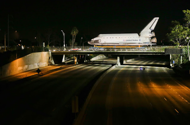 بالصور  مرور مكوك الفضاء الأمريكي في شوارع لوس أنجلوس Shuttle+on+the+Streets+++(4)