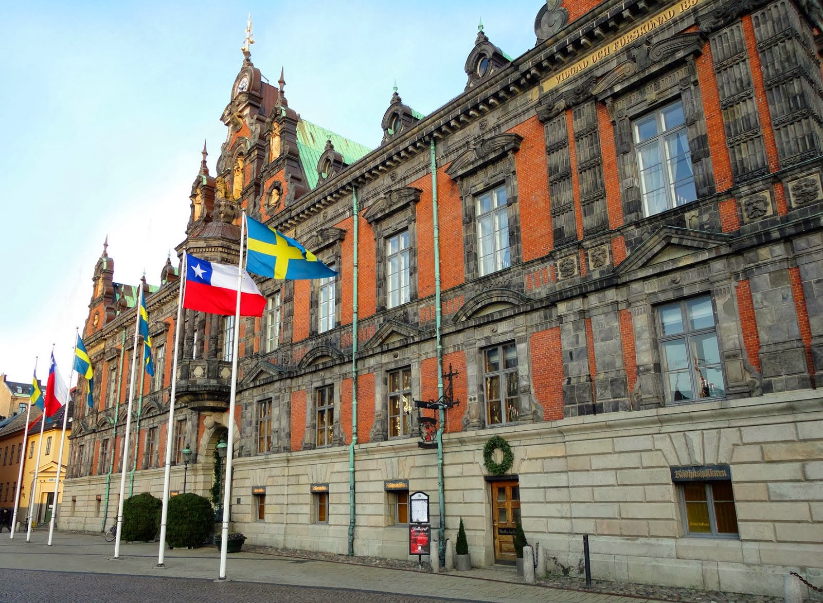 Banderas de Chile y Suecia flamean en la Casa Consistorial de Malmö