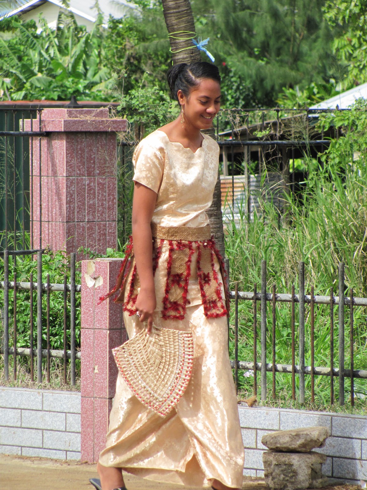 The Weary Traveller: Kiekie girl on tonga