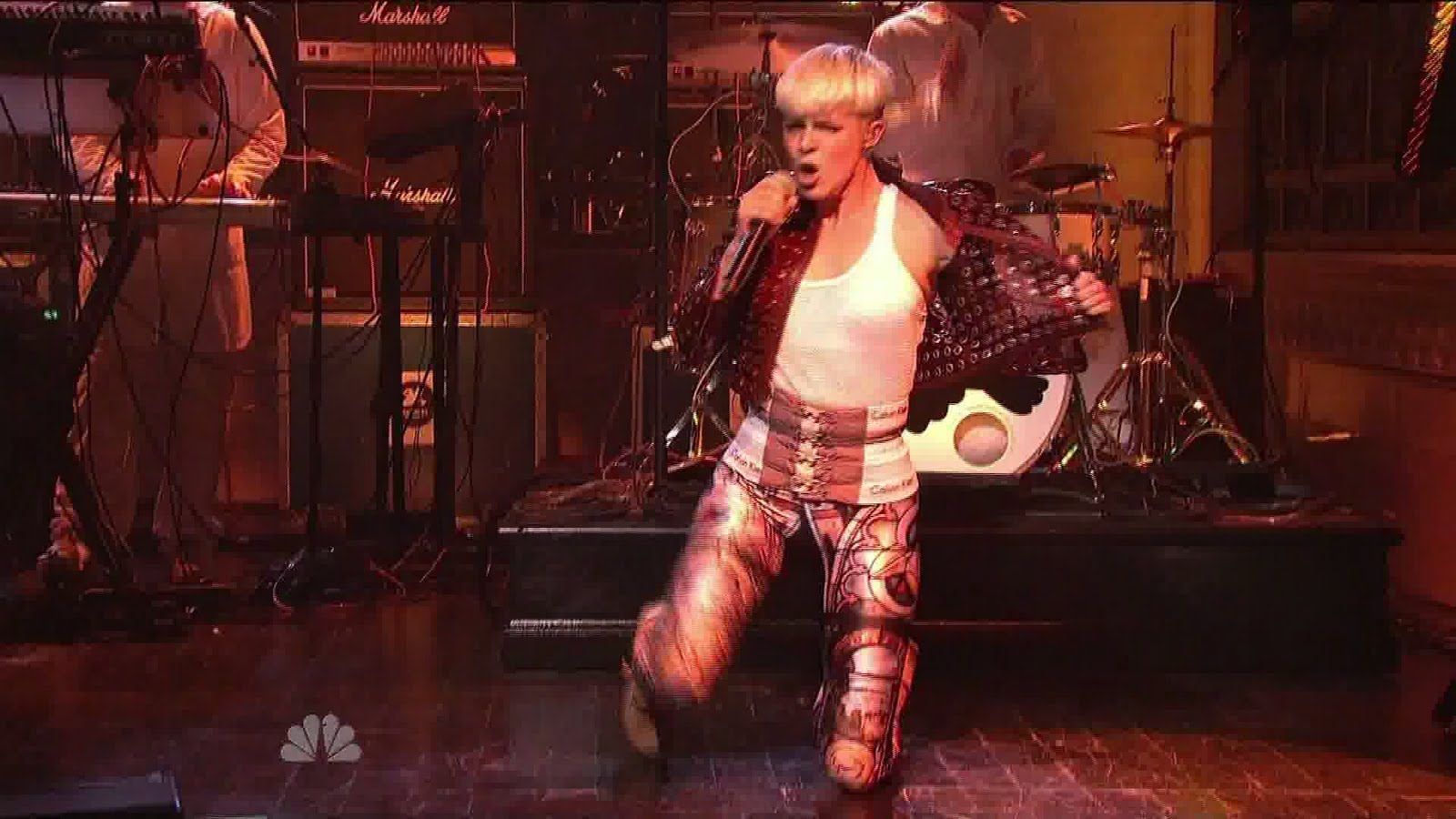 Live Performance Music Videos: Robyn - Call Your Girlfriend (Live @ Saturday Night ...1600 x 900