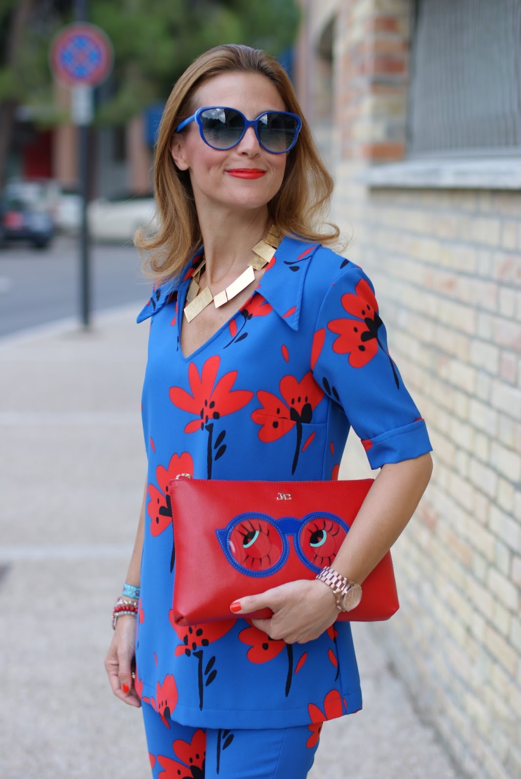 Seventies inspired style with a flare suit with a floral print on Fashion and Cookies fashion blog, fashion blogger style
