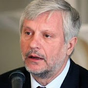 Για σχέσεις που πιθανόν υποκρύπτουν σχέσεις διαπλοκής καταγγέλλουν βουλευτές του ΣΥΡΙΖΑ τον περιφερειάρχη Πελοποννήσου με αφορμή την ανάδειξη προσωρινού αναδόχου διαχείρισης απορριμμάτων