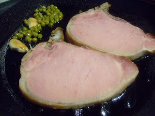 Chuleta De Sajonia A La Plancha Con Guarnición De Guisantes
