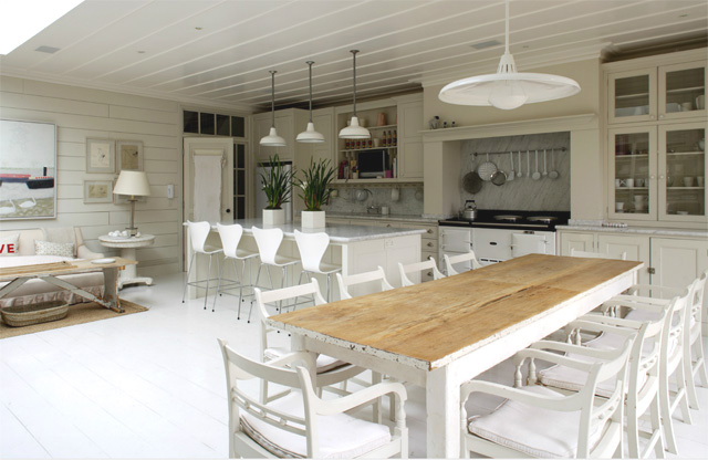 Rustik chateaux: Acogedor ambiente , cocina, comedor y salón en blanco