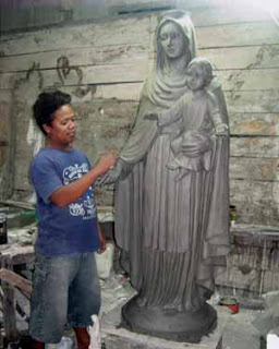Membuat model patung Maria menggendong anak