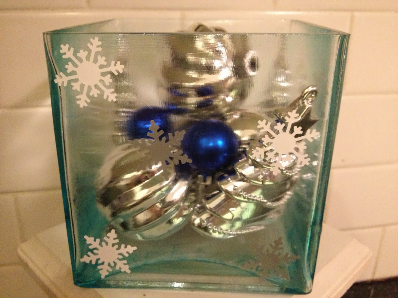 Pinkapotamus DIY Vinyl Snowflake Vase!