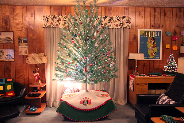 whats your favorite christmas goodie in sherris collection mine is hands down the gorgeous large green tree above would love one for my completely - Mid Century Modern Christmas Tree Decorations whats your favorite christmas goodie in sherris collection mine is hands down the gorgeous large green tree above would love one for my completely - Mid Century Modern Christmas Tree Decorations