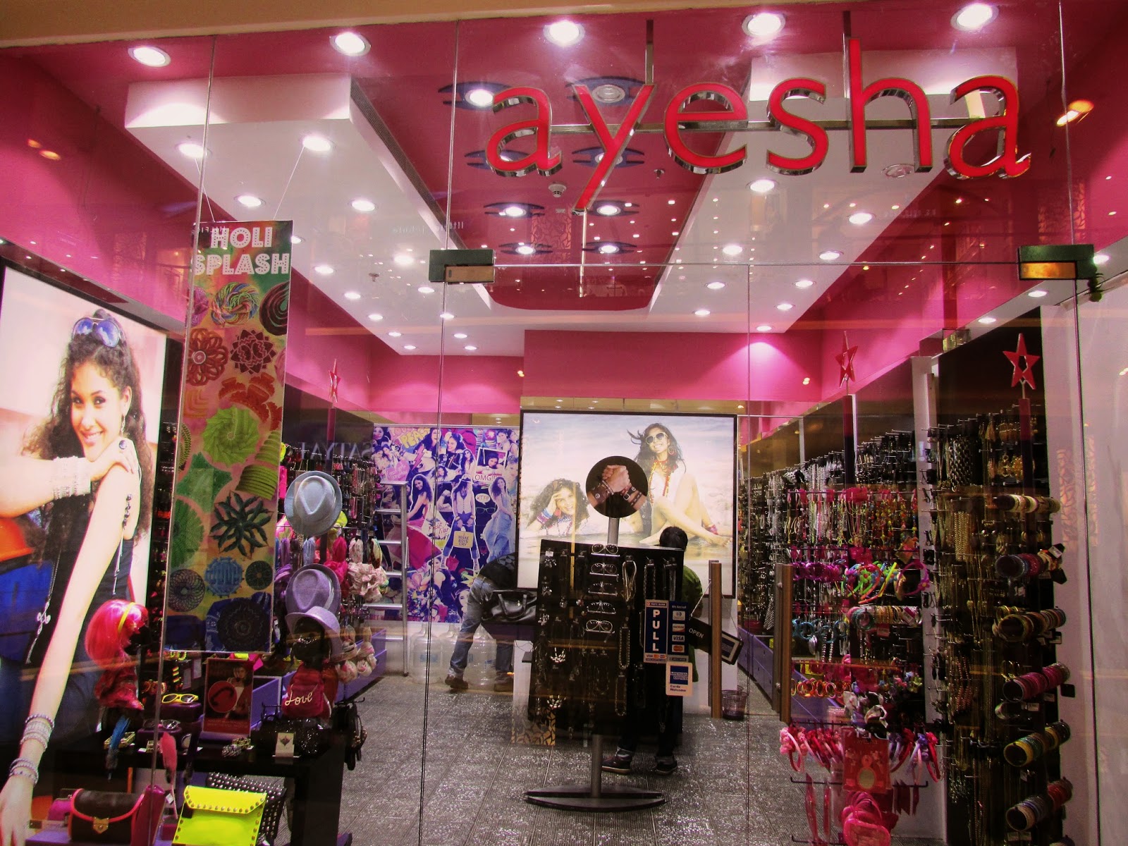 Pout Pretty Beauty, Makeup and Everything That's Pretty! Inside the