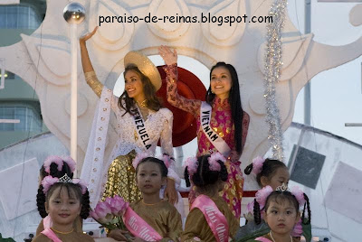 Con đường trở thành cường quốc sắc đẹp của Venezuela - Page 3 082Nha+Trang+Parade%252C+Miss+Universe+2008+%25282%2529
