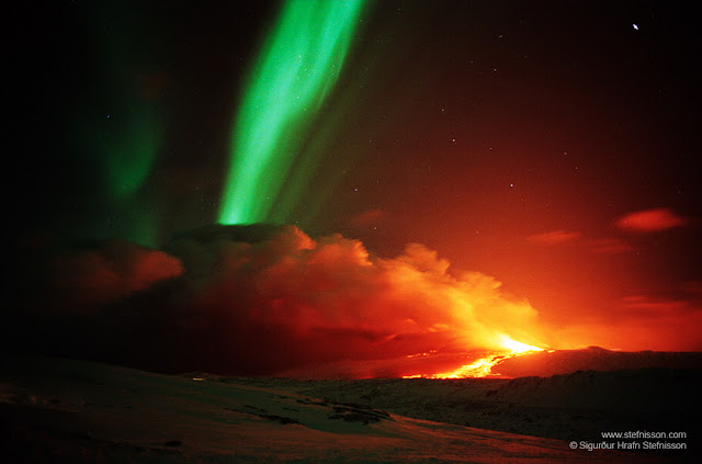 Un volcán en erupción junto a una aurora boreal en Islandia Una+aurora+boreal+y+un+volcan+en+Islandia