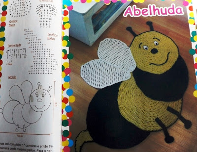 Tapete infantil de crochê em formato de abelha com gráfico.