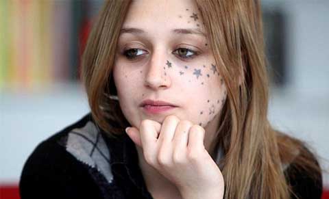 La chica que se tatúo la cara con estrellas reaparece