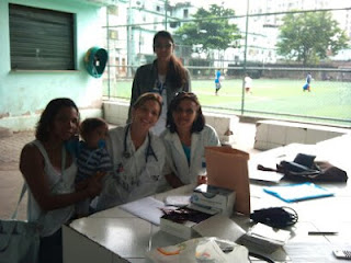 Moradora posa ao lado das profissionais de Saúde no Morro da Mineira.