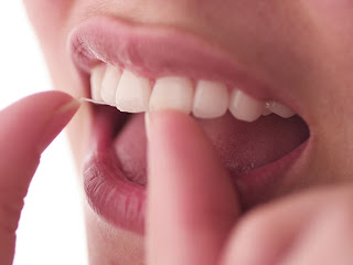 El hilo dental es imprescindible para la limpieza de la boca Hilo