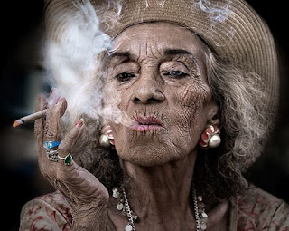 [donna vecchia che fuma]