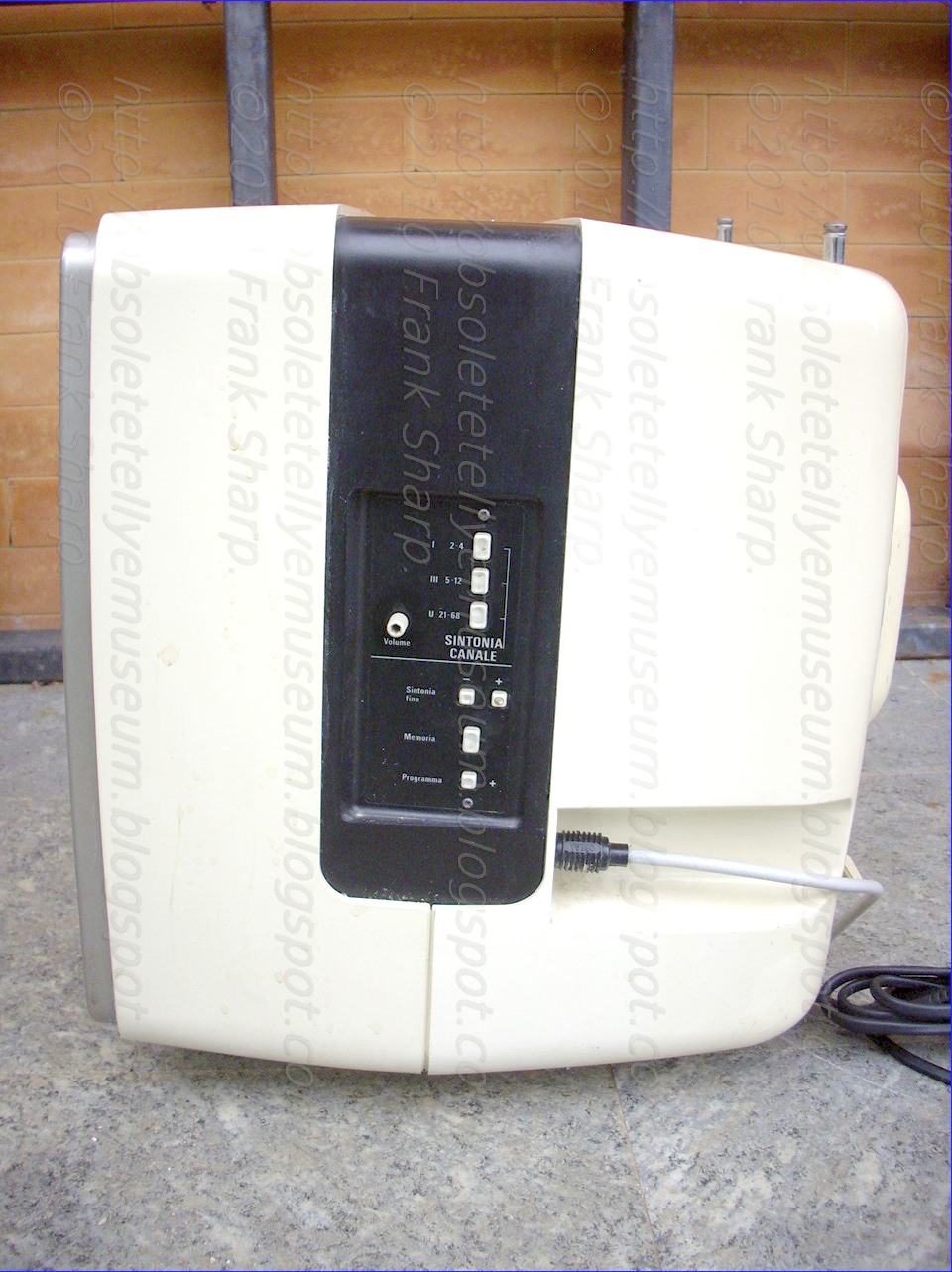 Obsolete Technology Tellye Grundig Super Color 1632 Year 1978