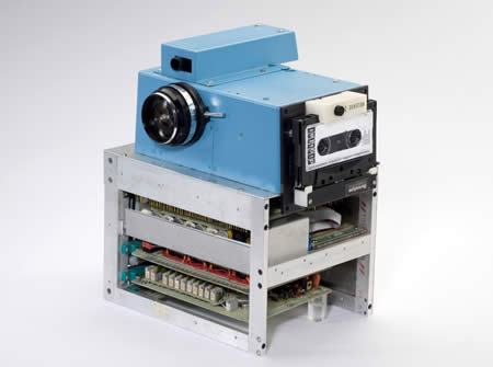 World’s First Digital Camera Created by Kodak's engineer Steve Sasson
