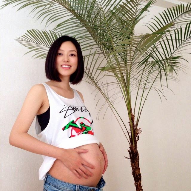 Ayumi Kinoshita memposting photo kehamilannya Kakaku Blog