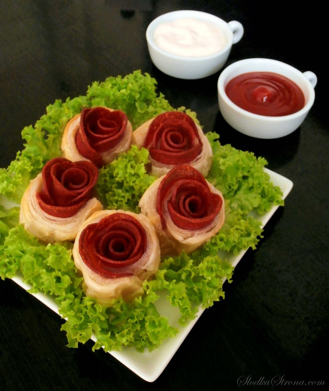 Róże z Ciasta Francuskiego i Salami - Przepisy - Słodka Strona