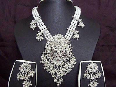 http://1.bp.blogspot.com/-xGDPxQ3wVVE/Tgy7cg2WFsI/AAAAAAAABZw/L8emzBhjJjM/s400/531Indian-Pearl-Jewellery-Designs.jpg