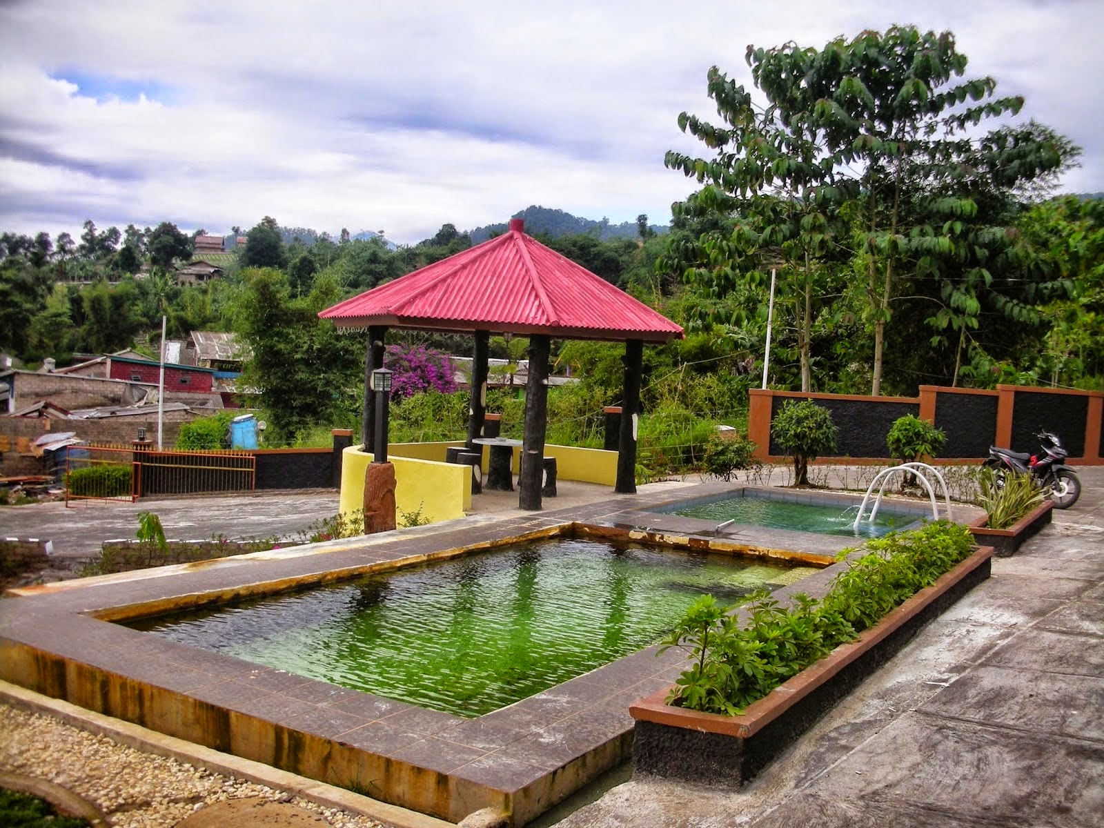 Villa keluarga dengan kolam renang air panas alami sari