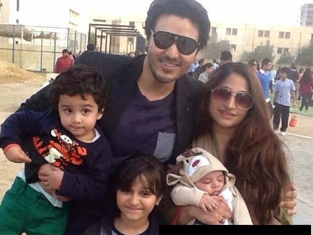 Pakistani Actress Anjuman Family Pics On Beach