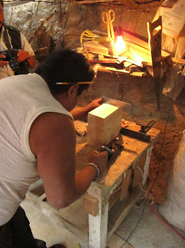 ESCUADRANDO. MASCARAS DE CARNAVAL DE MADERA TALLADA, TALLER DE GERARDO TEMOLTZIN.