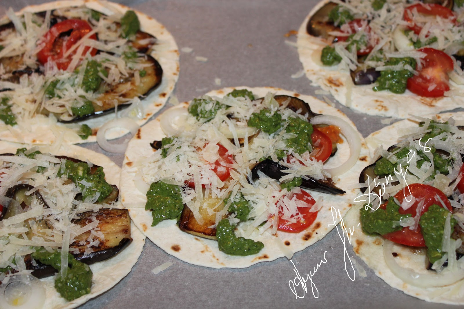 Aynur Hanımın Dünyası Pesto soslu patlıcanlı mini lavaş pizza