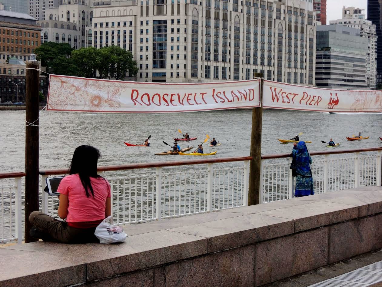 Roosevelt Islander Online Kayakers Paddling Past Roosevelt Island West