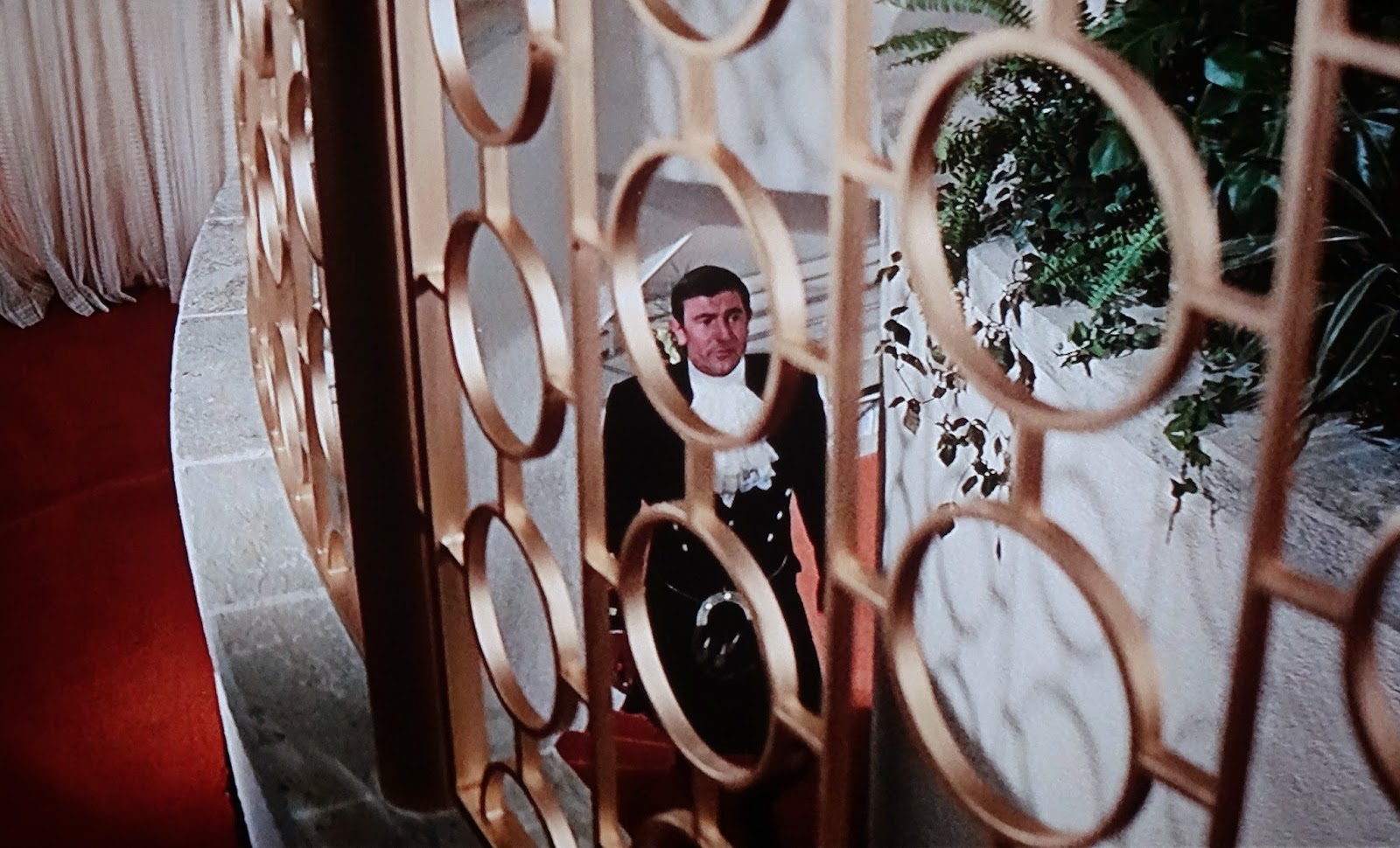 007 TRAVELERS 007 Filming location Stairs to Alpine room / On Her Majesty